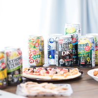 テーブルに並べられたアルコール飲料とおつまみの飲み会セットの写真