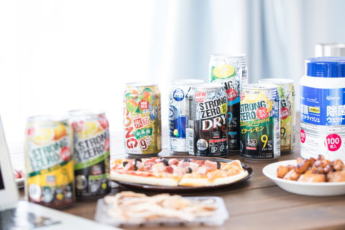 テーブルに並べられたアルコール飲料とおつまみの飲み会セット