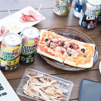 開発合宿の打ち上げで缶チューハイを飲むエンジニアの写真