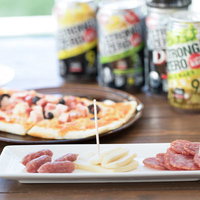 ストロングゼロと白皿に盛った即席おつまみ三種盛りの写真