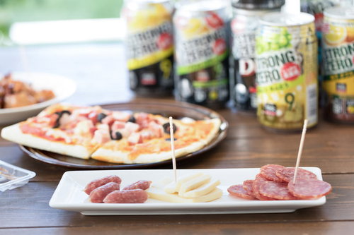 ストロングゼロと白皿に盛った即席おつまみ三種盛り