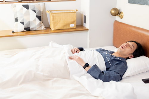 気づけば朝に......ベッドで熟睡する男性