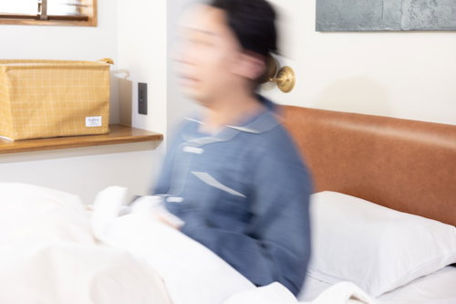 ガバッ......！寝坊して慌てて飛び起きる男性