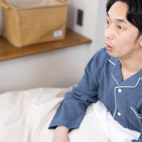目の前の時計を見て一瞬で硬直する遅刻常習犯の朝の写真