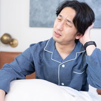 寝起きに頭がぼーっとして困る男性の写真