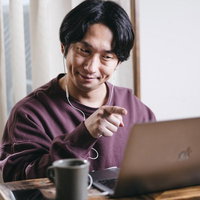 リモート会議中に指摘するディレクターの写真