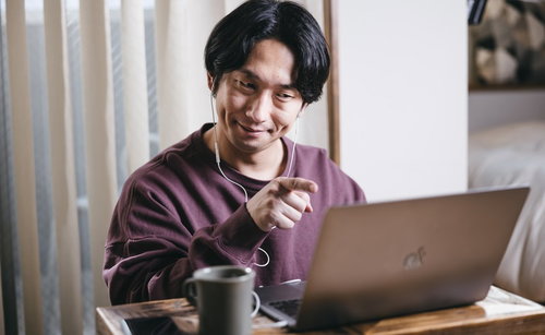 リモート会議中に指摘するディレクター