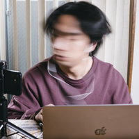 快眠すればリモート会議のダブルブッキングもこなせる男性の写真