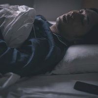 いざ、入眠チャレンジ！眠れない夜の男性の写真