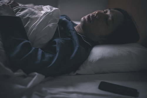 いざ、入眠チャレンジ！眠れない夜の男性
