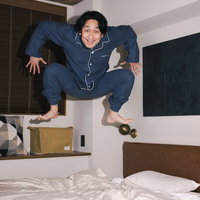 目覚めのよさに驚きベッドの上でジャンプをしてしまった男性の写真