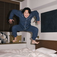 寝起きのハイテンションでベッドからジャンプの写真