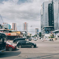 モンゴルの都市交差点を行き交う車とバスの写真