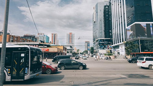 モンゴルの都市交差点を行き交う車とバス
