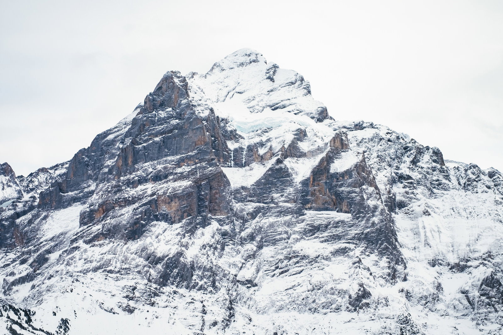 雪に覆われたフィルストの山岳風景
