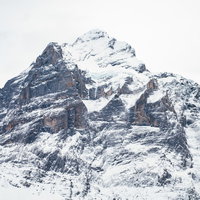 雪が積もるフィルスト（スイス）の山岳風景の写真