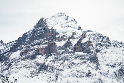 雪が積もるフィルスト（スイス）の山岳風景