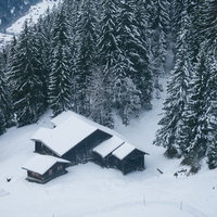 雪の中の山小屋（スイス）の写真
