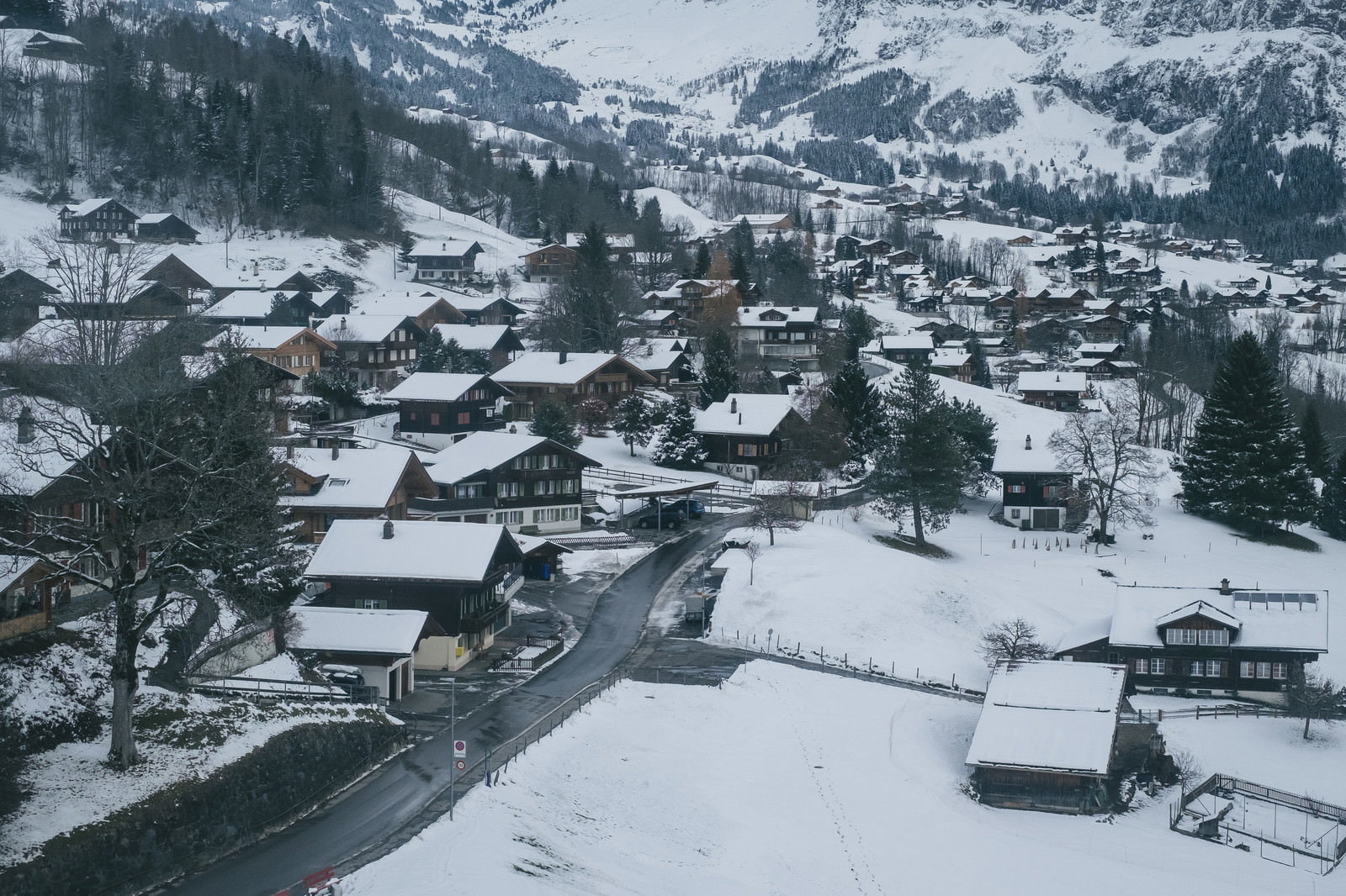 雪に覆われたスイスのグリンデルワルトの街並み