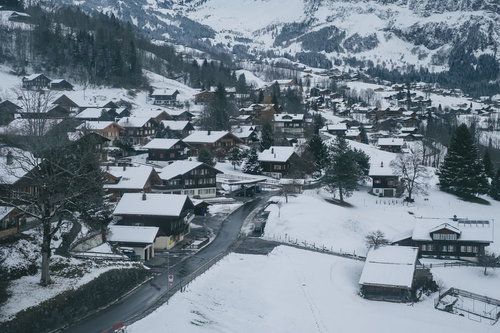 アルプスを背景にした雪に覆われたグリンデルワルトの山麓の街並み
