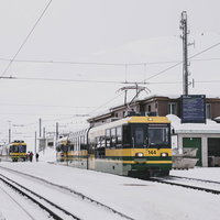 グリンデルワルトのKleine Scheidegg駅、雪に覆われた山上の駅の写真