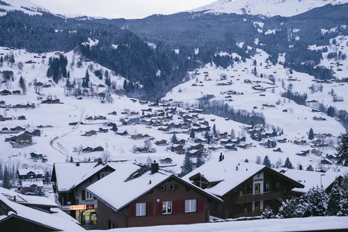 冬のグリンデルワルトの街並みと雪化粧したアルプスの山々