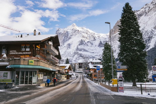 山々に囲まれる冬のグリンデルワルト中心部