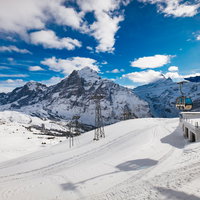スイスアルプスの雪が積もるフィルストのゴンドラの写真