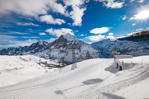 スイスアルプスの雪が積もるフィルストのゴンドラ