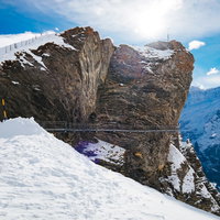 雪に覆われたアルプスの断崖絶壁・クリフウォーク（グリンデルワルト・スイス）の写真