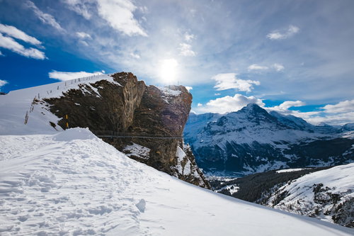 スイス・グリンデルワルトの雪山の尾根に貼られた吊橋（クリフウォーク）