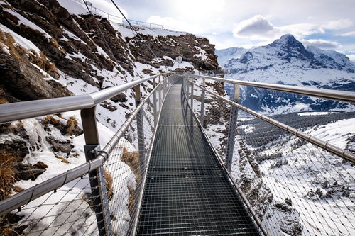 スイスグリンデルワルト、フィルスト断崖雪壁のクリフウォーク吊橋