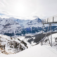 スイスのフィルスト・クリフウォークの先、アルプスの雪山景観の写真