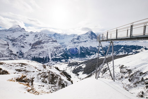 スイスのフィルスト・クリフウォークの先、アルプスの雪山景観