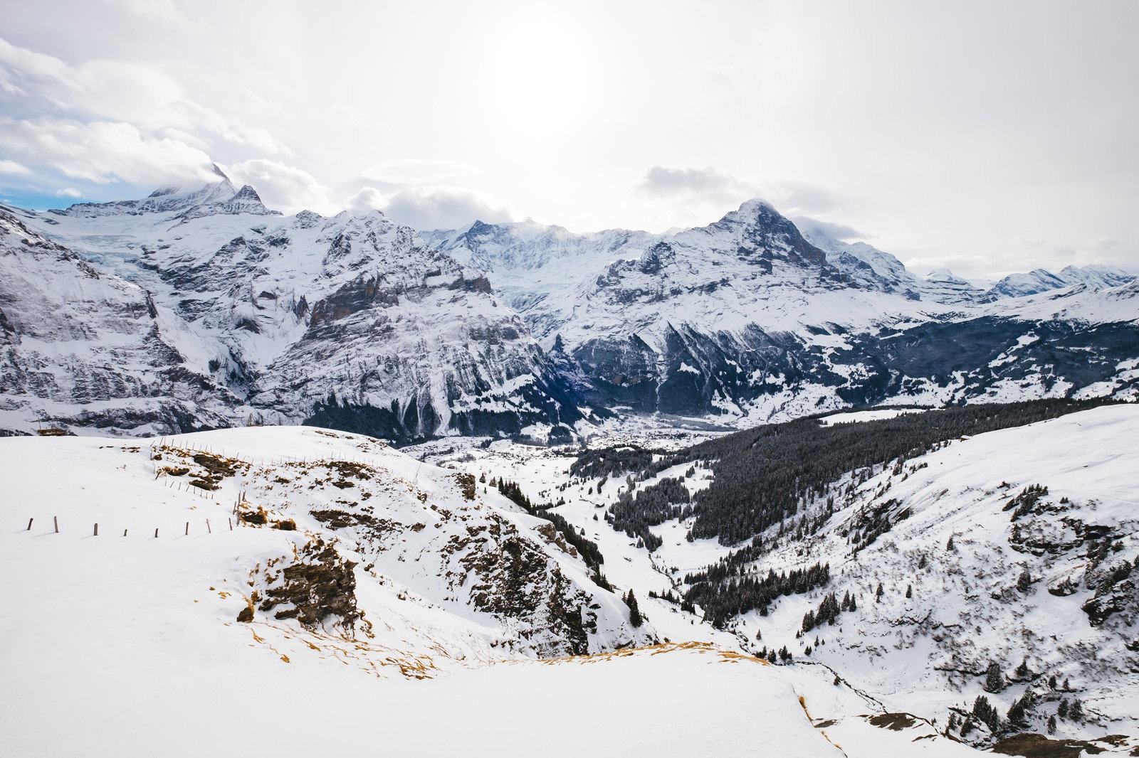 スイス・グリンデルワルトの雪に覆われたアルプス山脈の風景
