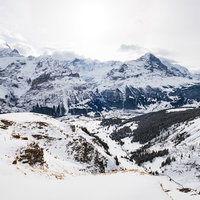 スイス・グリンデルワルトの雪に覆われたアルプス山脈の写真
