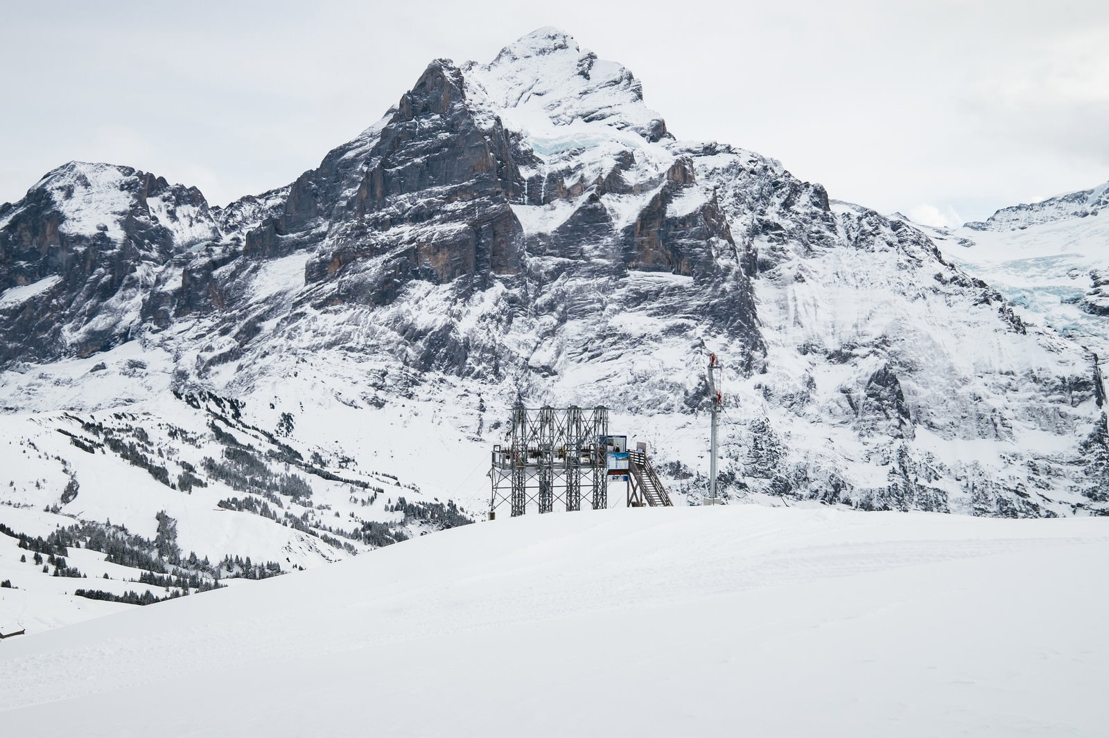 スイス・フィルストの雪山に設置されたゴンドラ設備と雪景色