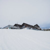 標高2200Mのフィルストにある雪に覆われた山小屋（スイス）の写真