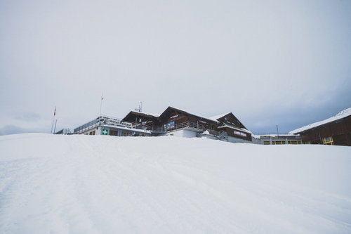 標高2200Mのフィルストにある雪に覆われた山小屋（スイス）