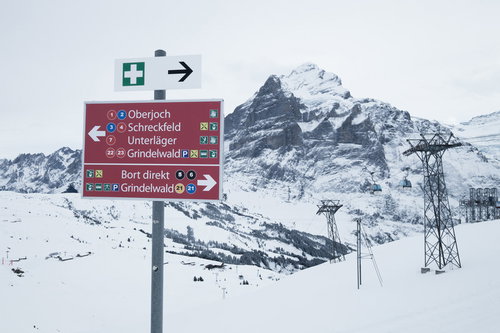 グリンデルワルトのフィルストゴンドラ付近にある立看板