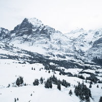 冬のアルプス山脈とスキー場の雪景色（スイス）の写真