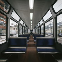 グリンデルワルトを走行する電車内の青いシートの写真