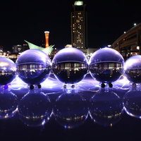 夜景を映す大小の水晶玉とガラス玉の光と反射の写真