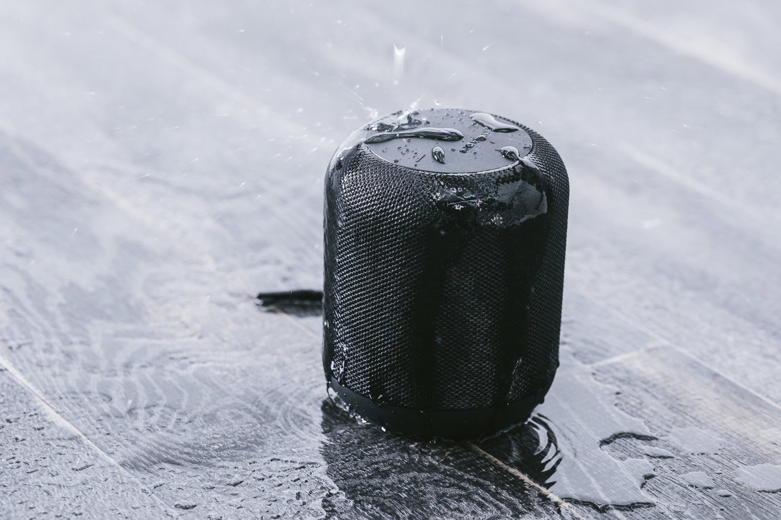 防水のワイヤレススピーカーに水をかけている様子