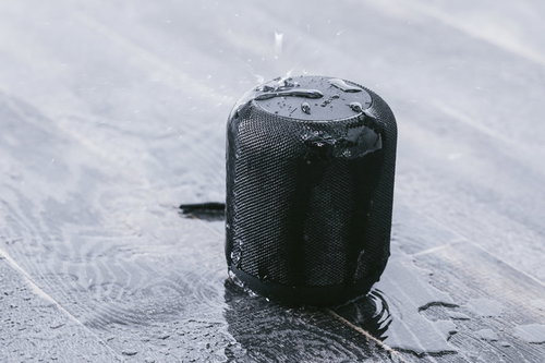 防水のワイヤレススピーカーに水をかける様子