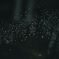 窓についた水滴とボケ（暗背景のマクロ）の写真