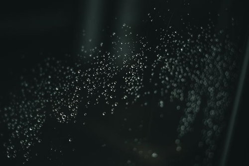 窓についた水滴とボケ（暗背景のマクロ）