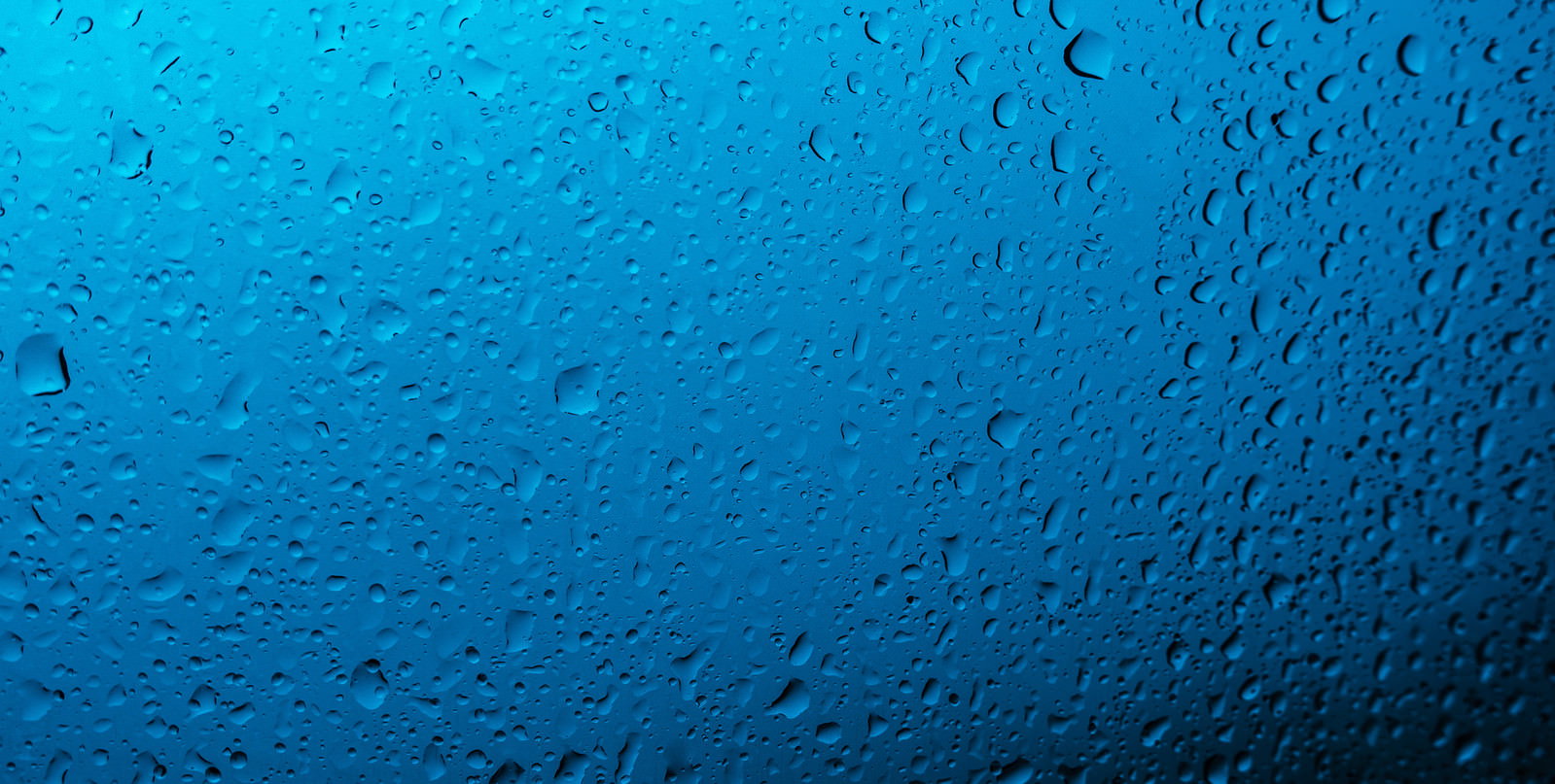 結露と雨粒でかすむ車のフロントガラス