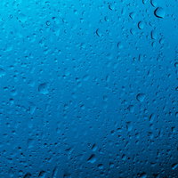 窓の結露と雨粒でかすむ車のフロントガラスの写真