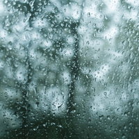 雨が降っても窓ガラスが濡れる。無数の水滴が付着した様子の写真